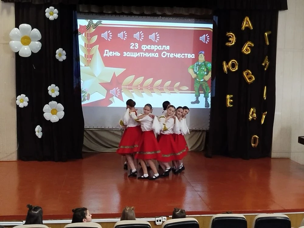 В преддверии праздника 23 февраля в нашей школе состоялся праздничный концерт, главными героями кото