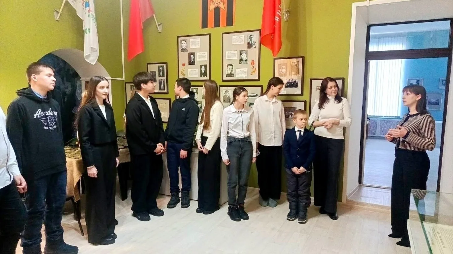 В преддверии Дня защитника Отечества обучающиеся 8 класса МОУ СОШ с. Вадинск приняли уч...