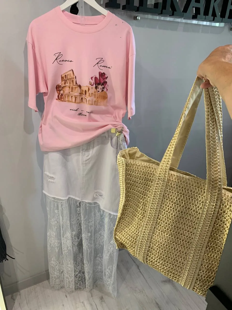 Стильный образ на лето в размере 48-50 😍😍

Футболка, 3700
Юбка джинс/кружево,3600
Сумка солома,299