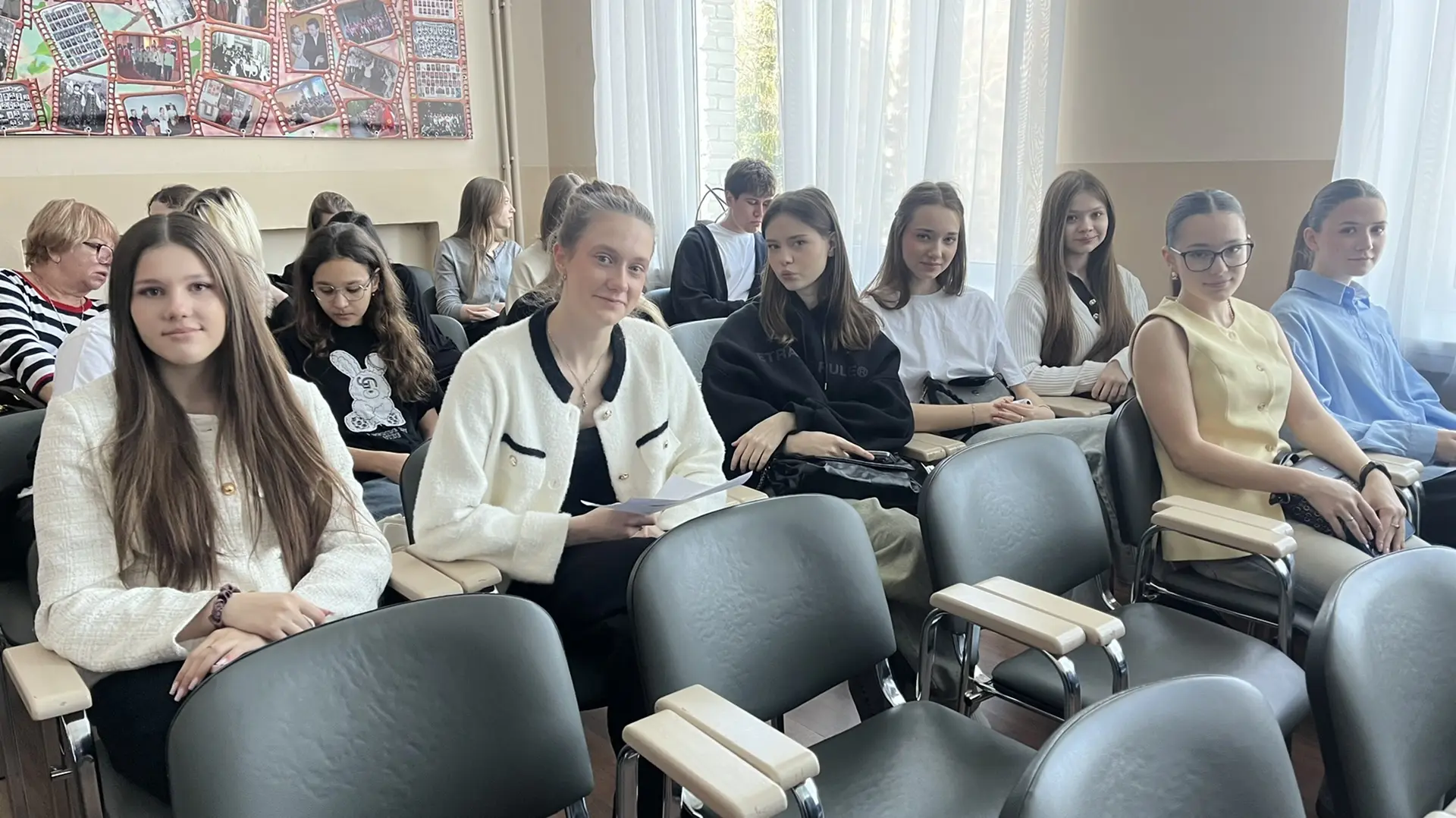 🎭 В преддверии Дня театра представители нашей школы из  10 класса  отправились в 8-ю школу на спекта