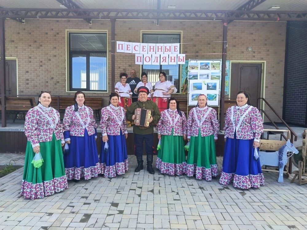 Уважаемые жители!
Коллектив "Хуторянка" Нижнеерохинского сельского клуба был награждён благодарность
