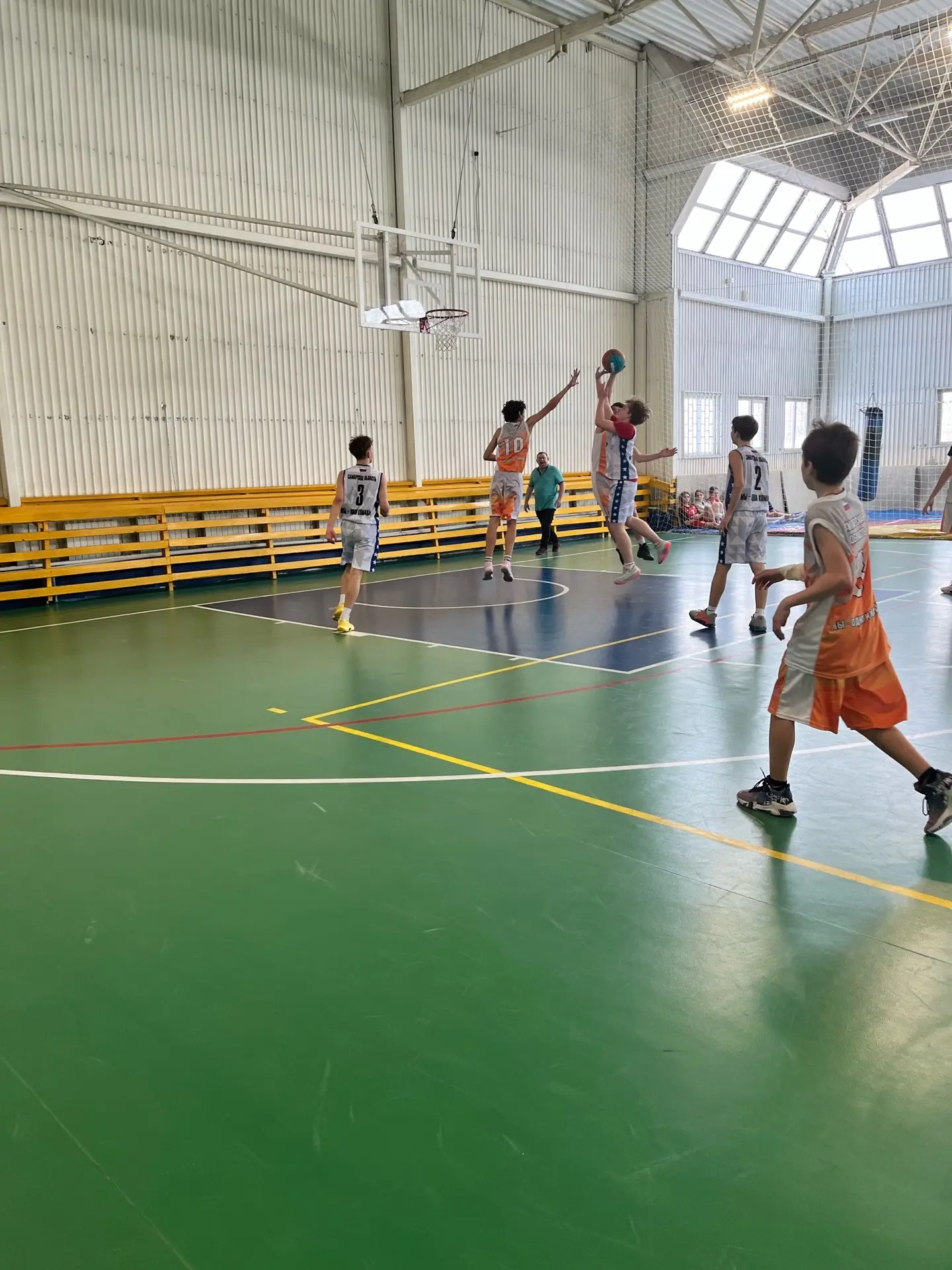 🏀🎉 12 марта прошел муниципальный этап соревнований школьных спортивных лиг по баскетболу среди обуча
