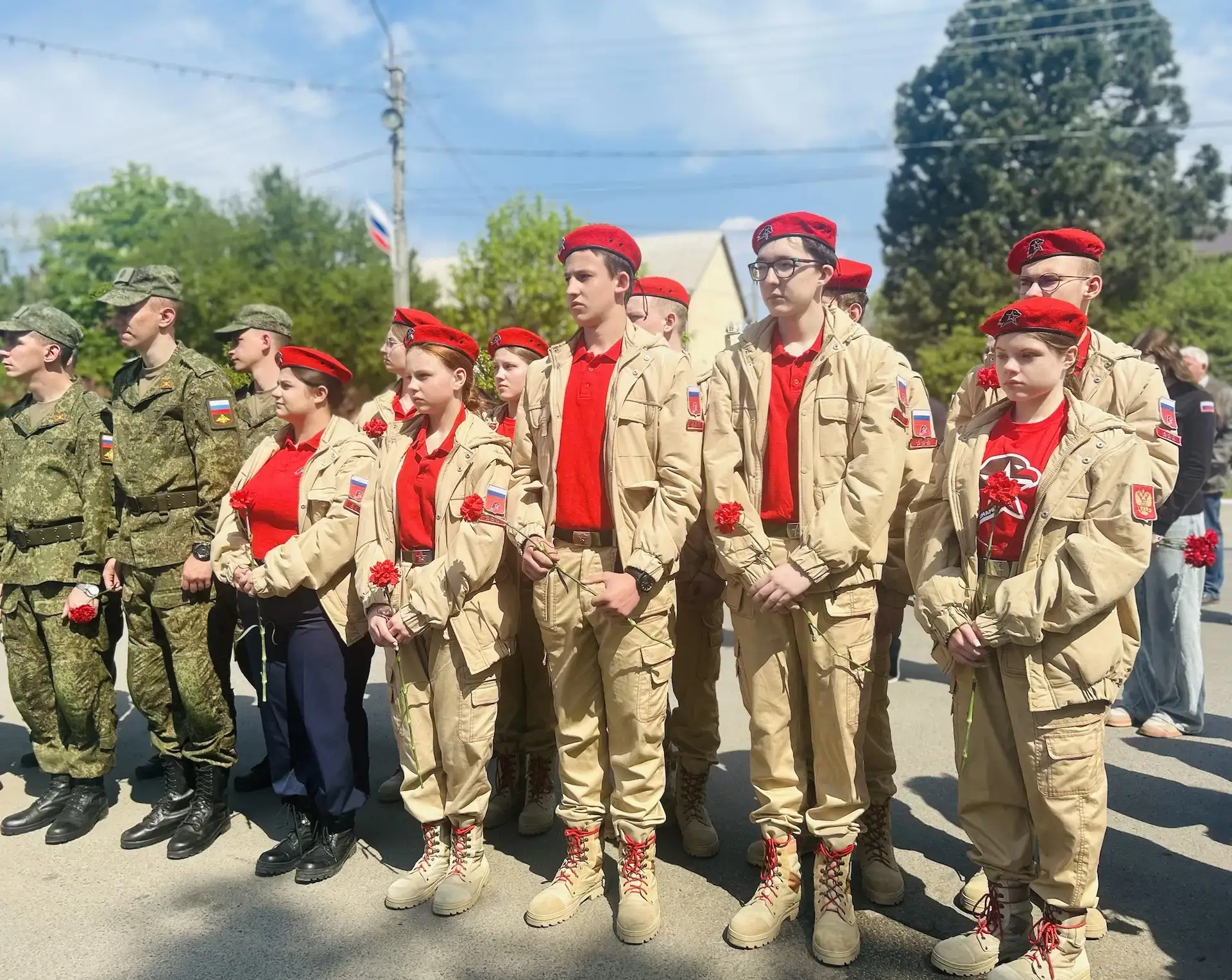 Юнармейцы Рассветовской школы,  директор Захарченко Е.А., заместитель директора по ВР Старостенко А.