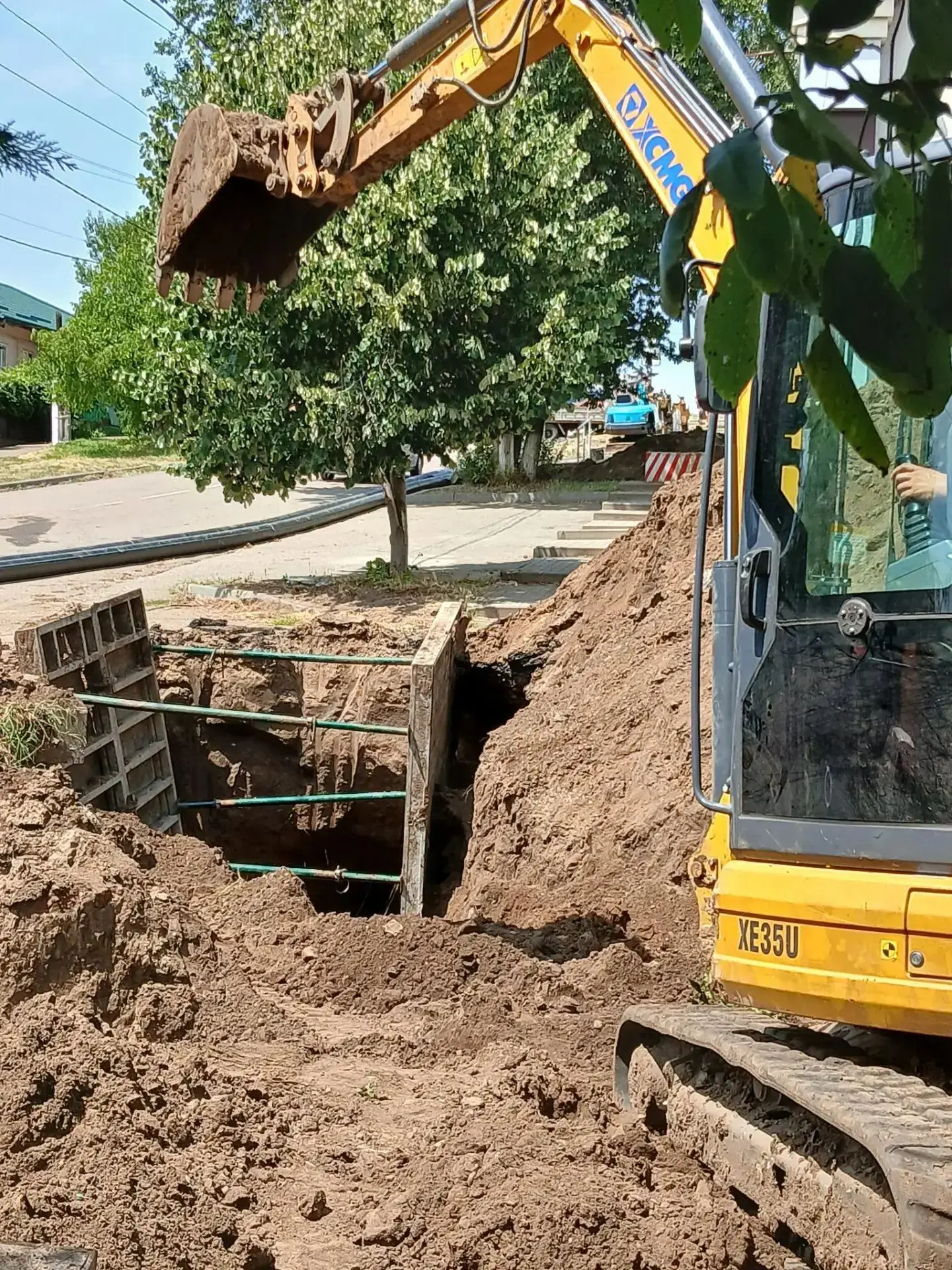 🛠 В Кропоткине на улице Деповской идет работа по замене труб канализационной сети