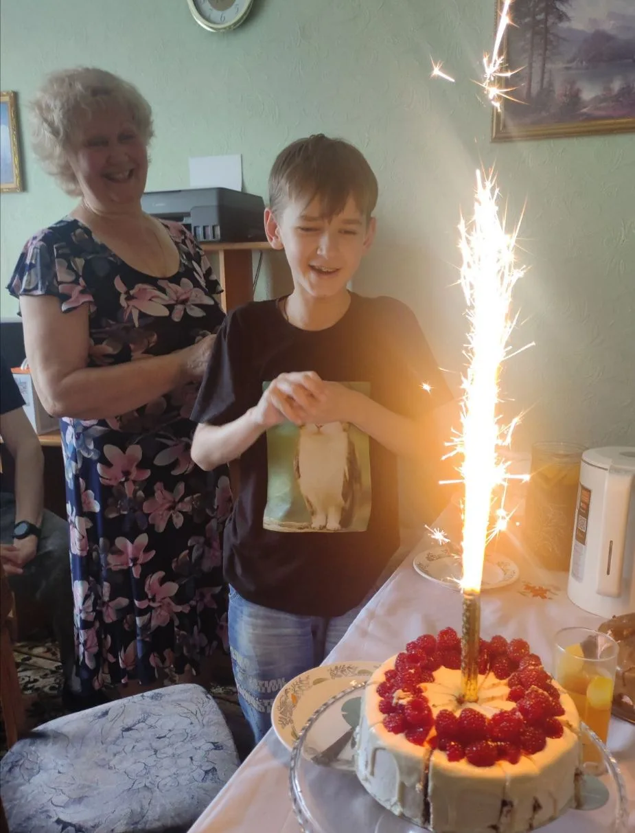 12 лет самому младшему. Самый позитивный человек в нашей семье. Лучезарное солнышко!