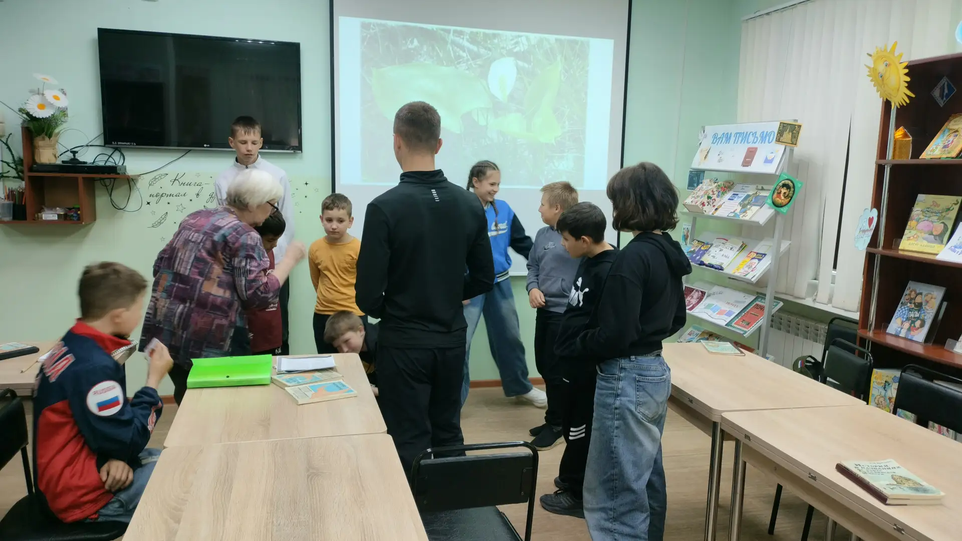 В детской  библиотеке прошёл краеведческий час в форме игры - путешествия.  Ребятам из лагеря при шк