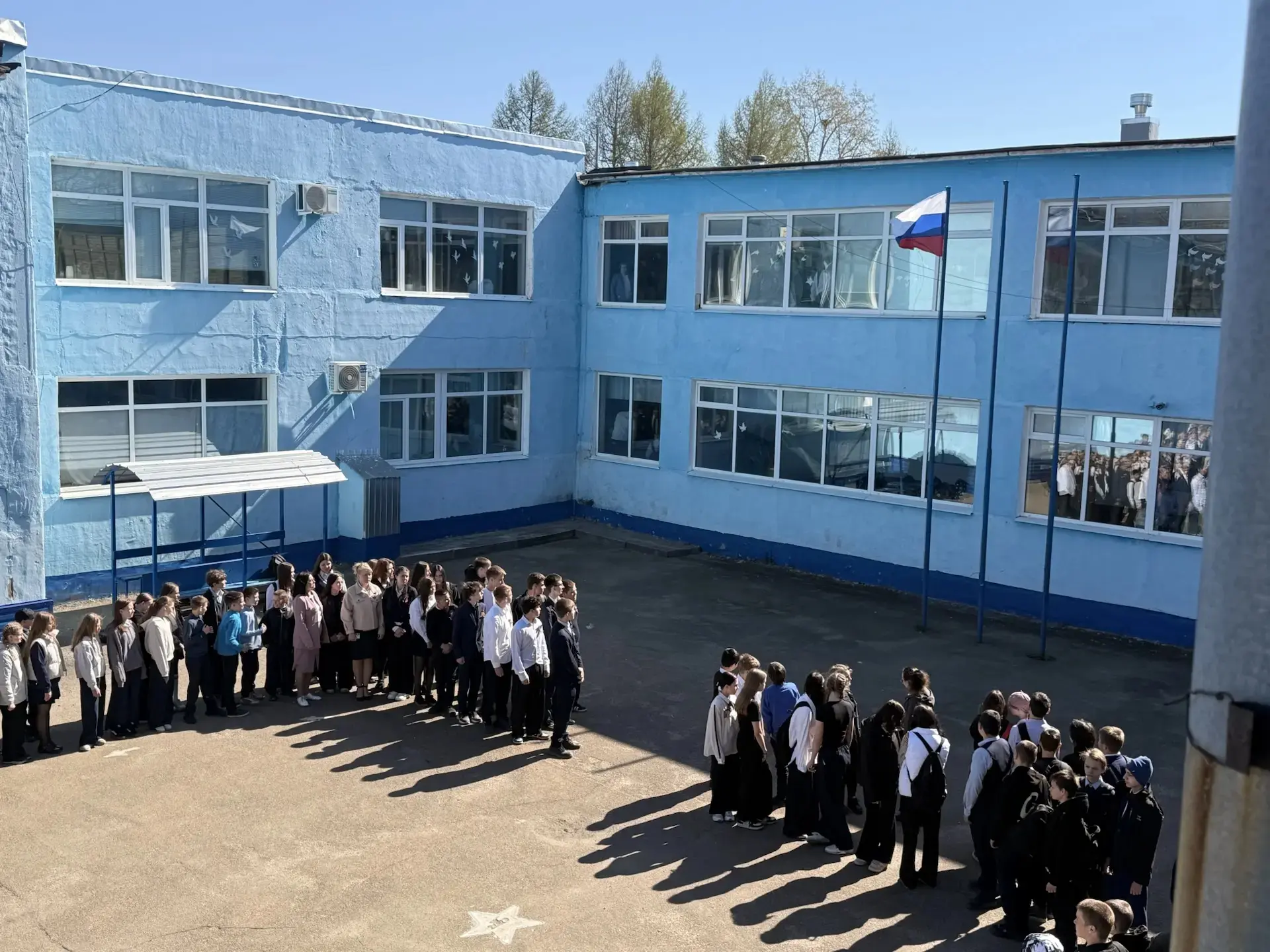 Сегодня в нашей школе прошли торжественные линейки, посвященные 81-й годовщине Великой Победы. Это с