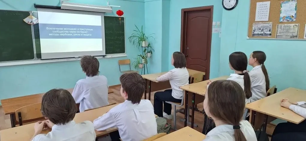 🚦 Безопасность не на каникулах: как в школе №18 прошла «Неделя безопасного поведения» 🛡️  На этой не