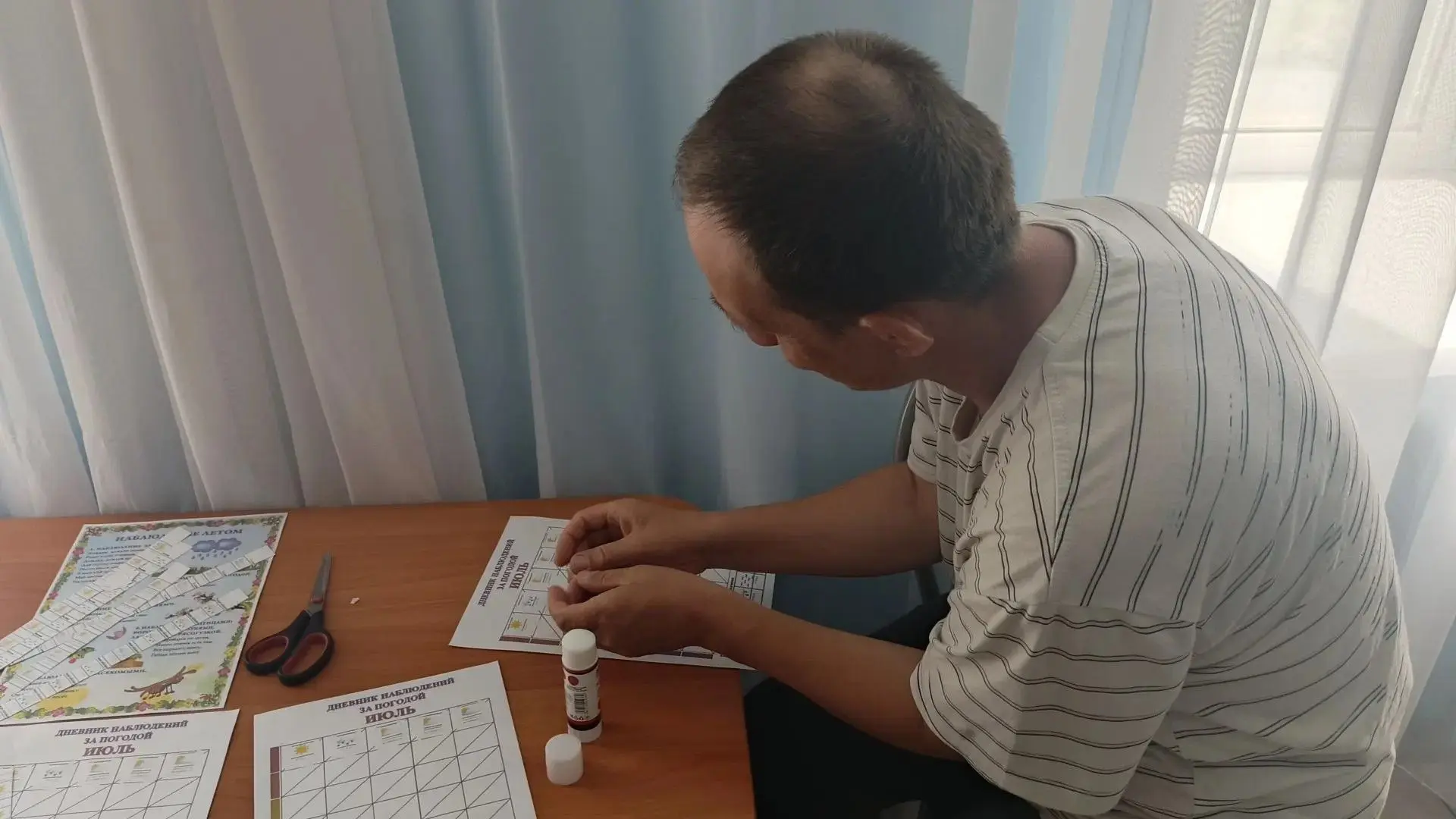 ☀️ «Наблюдение за природой» в ГБУ «Скоблинский ПНИ»: учимся замечать прекрасное! 😍 
Собираем «Дневн