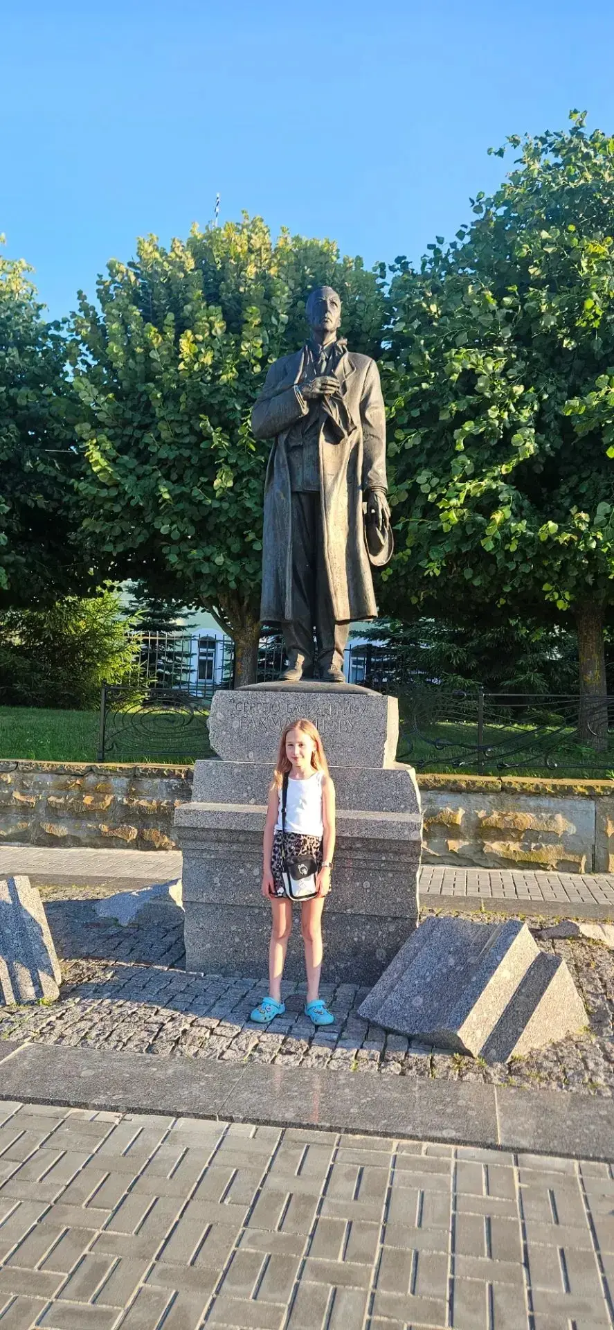 Ученица 4 «Б» класса Василиса М, во время летней поездки посетила памятник Сергею Рахма...