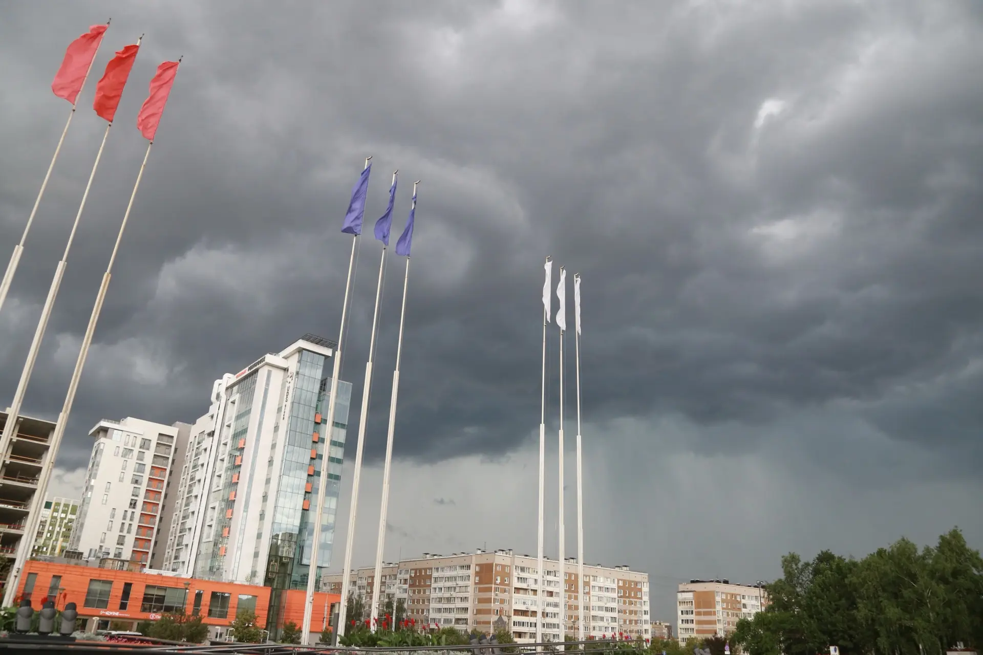 Гроза близко ⚡

По прогнозам синоптиков, завтра местами по республике пройдут грозы, ожидается шквал