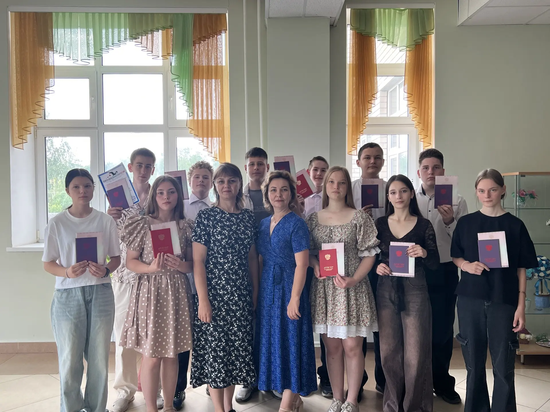 🎓 **Первый рубеж взят! Наши девятиклассники получили аттестаты**

Сегодня в стенах нашей школы было