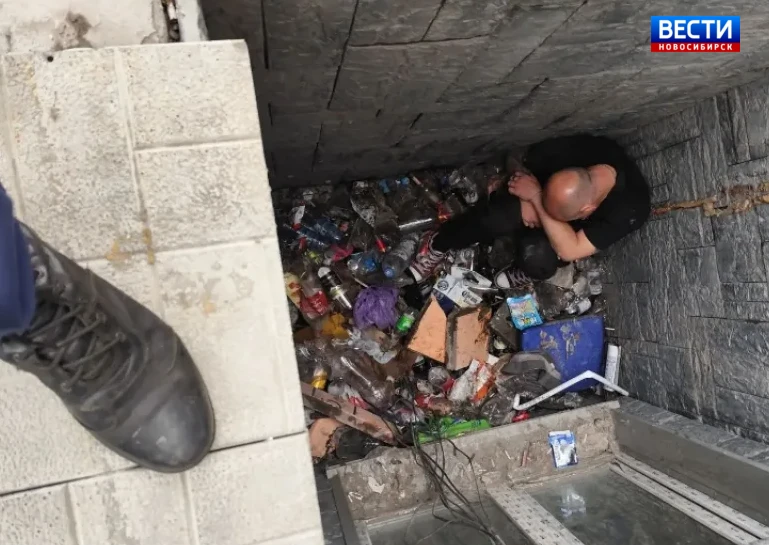 🚨 Упал в приямок

Новосибирские спасатели помогли 39-летнему мужчине — он упал в домовой приямок.

