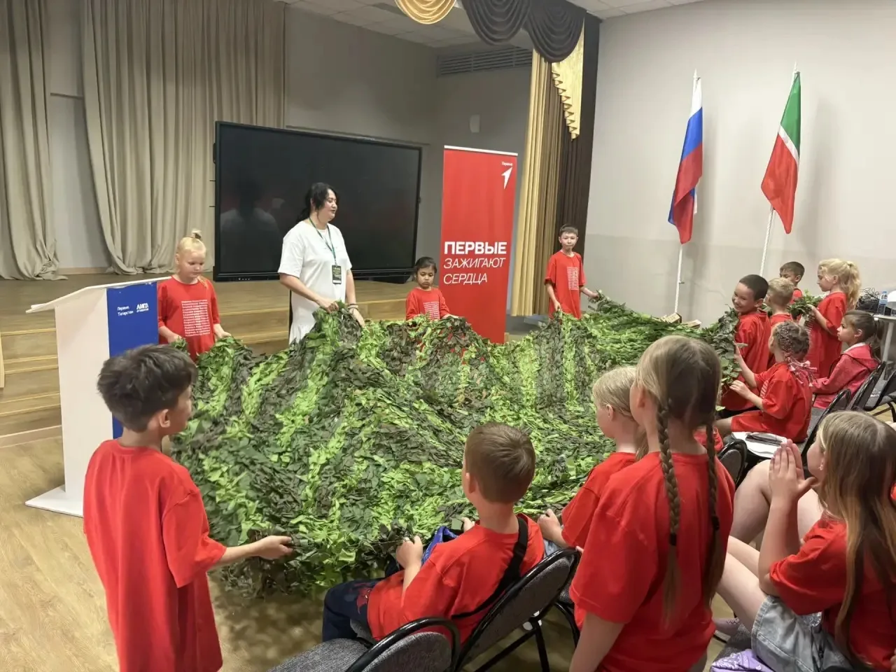 Волонтером сегодня называют человека, который помогает кому-либо и не берет за это деньги 💶
Много п