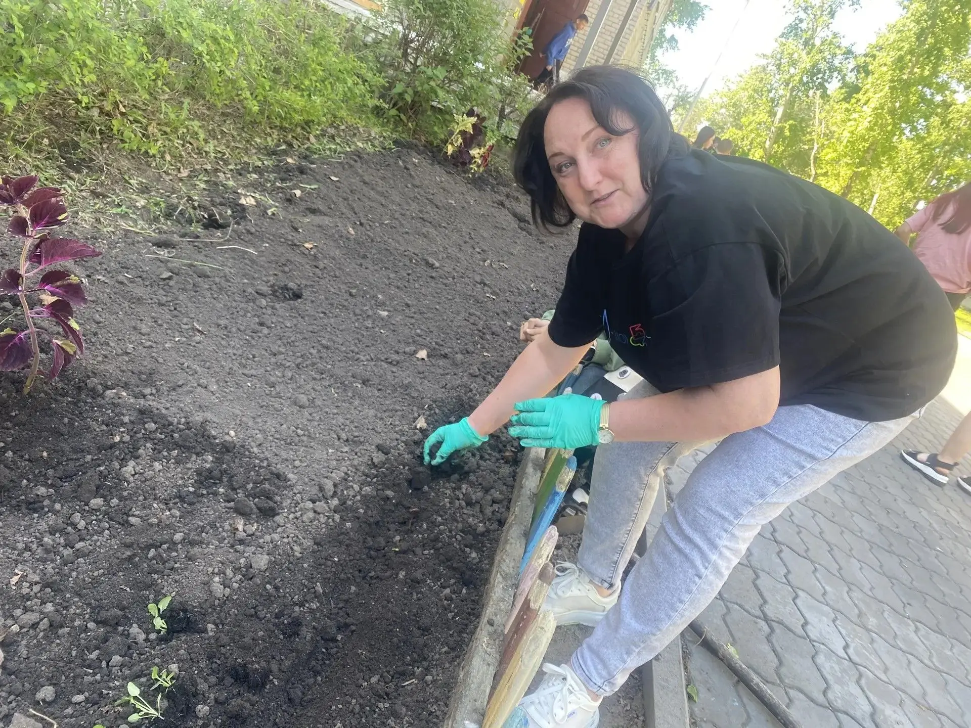 Работа рабочей бригады школы продолжается🌿. Агрокласс и выпускники школы под руководст...