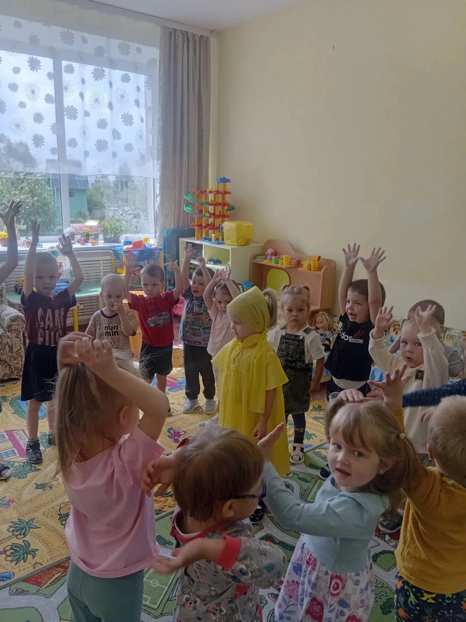 🌼 Здравствуй, лето! 🌿

Первое июня.
Наступило лето.🌸🦋
И теплом июньским
Вся земля согрета.🌞
Пер