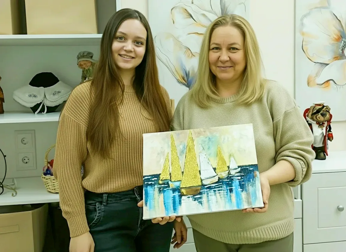 Вчера состоялся мастер-класс «Парусники в море», где участница рисовала морской пейзаж ...