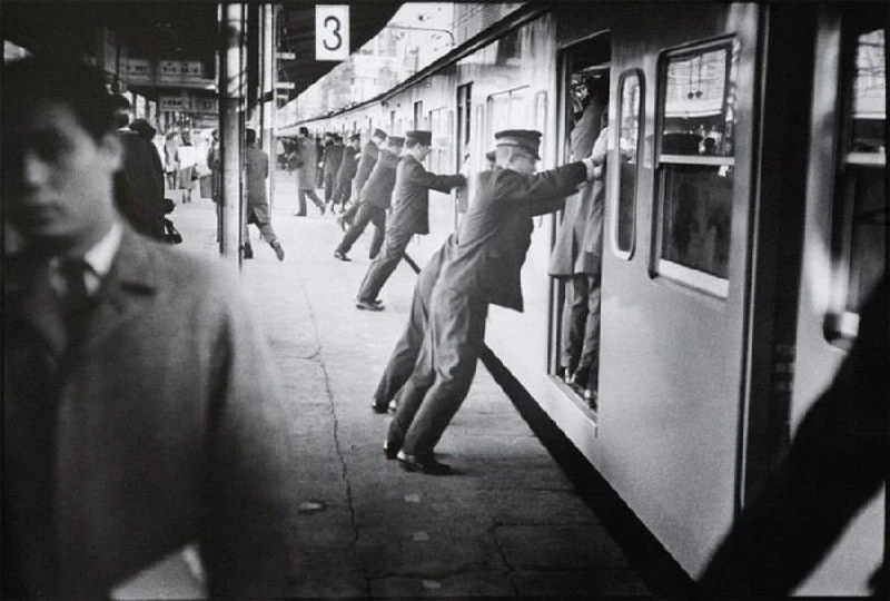 Трамбовщики пассажиров в метро, Япония, Период Сёва, 1966 год.