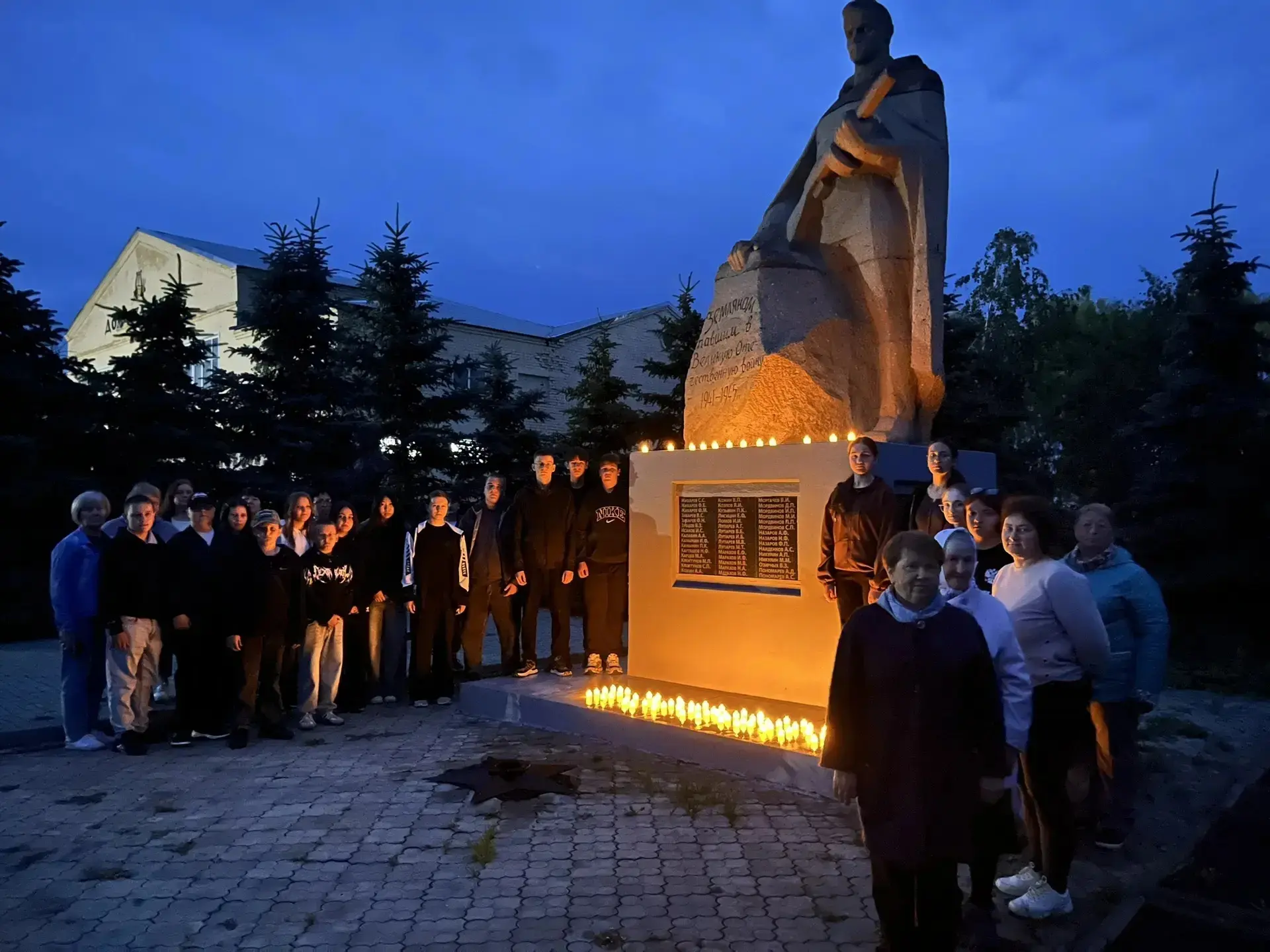 «Свеча памяти»: в селе Николаевка зажгли огни в честь героев войны.
В нашем селе прошла трогательная