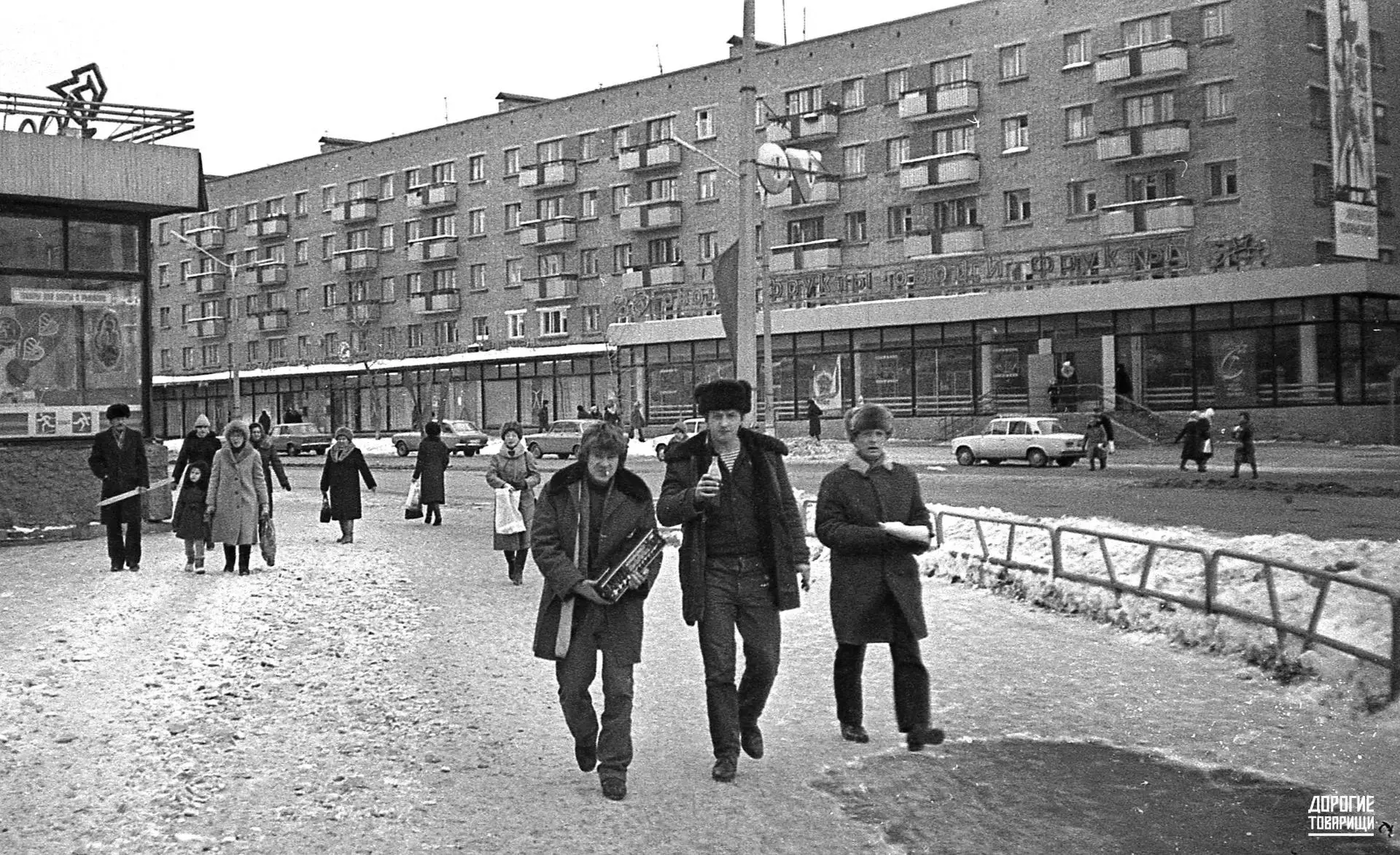 📸 На фото - Сыктывкар, 1985 год

За спиной у колоритной компании из трёх мужчин мы видим жилой дом.