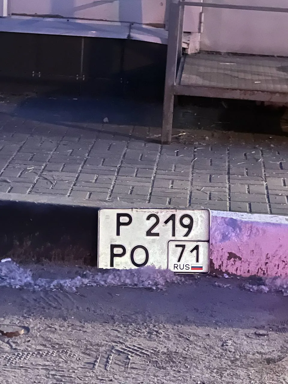 Кто то потерял гос номер на улице Немцова 12 рядом с пятерочкой на парковке