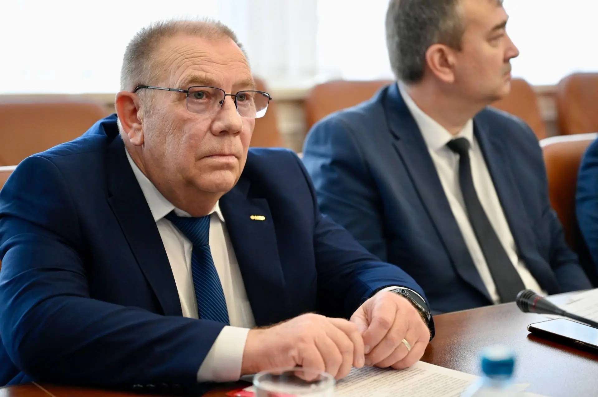 Председатель областного объединения профсоюзов Геннадий Афанасов на еженедельном оперативном совещан