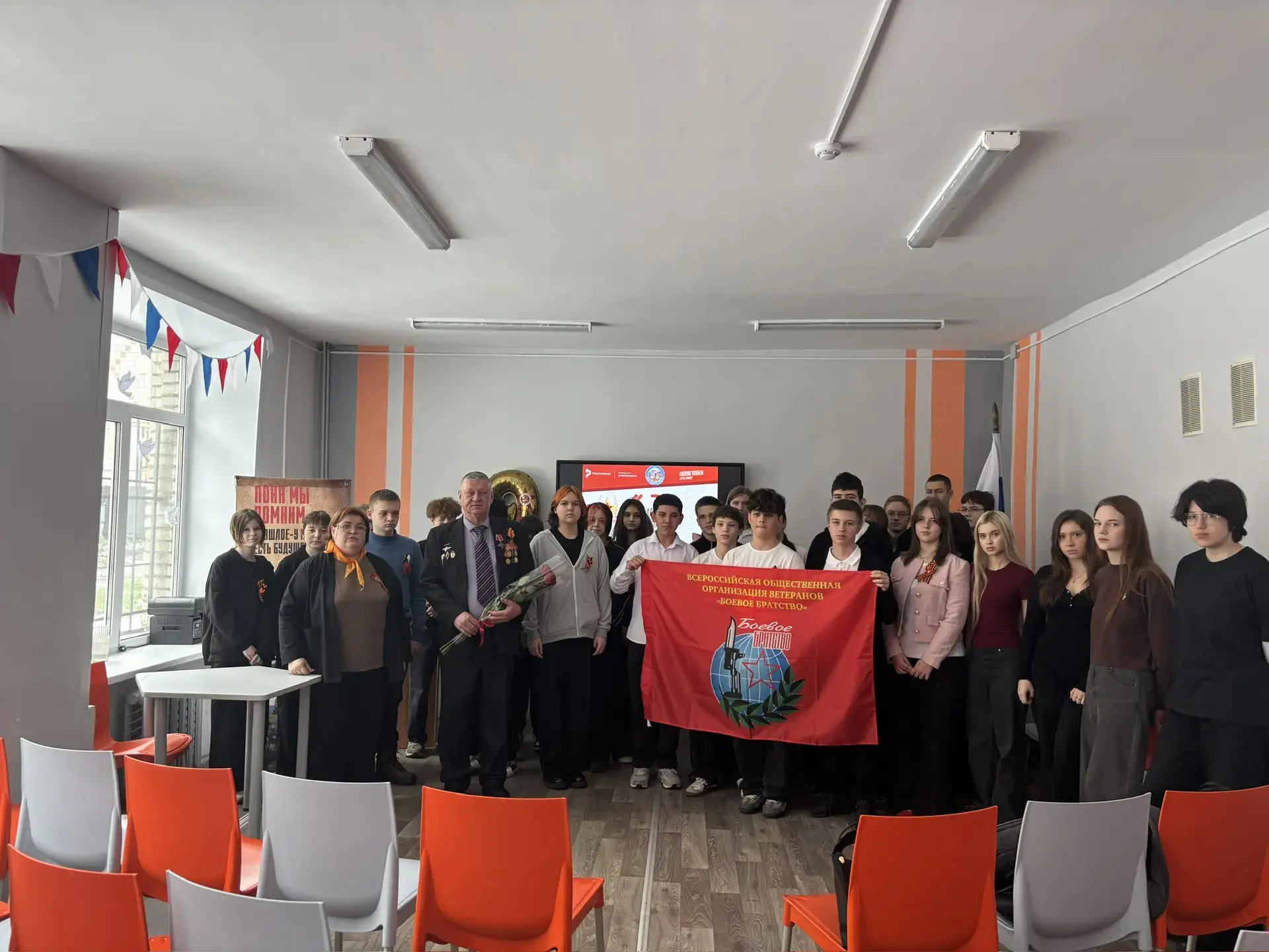 🎖️ Диалоги с героями: встреча, которая останется в сердце  В нашей школе прошёл Урок мужества в рамк