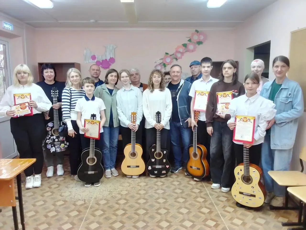 22 мая в комнате школьника «Тик-так» состоялся концерт гитарной музыки «Ветеран живет р...