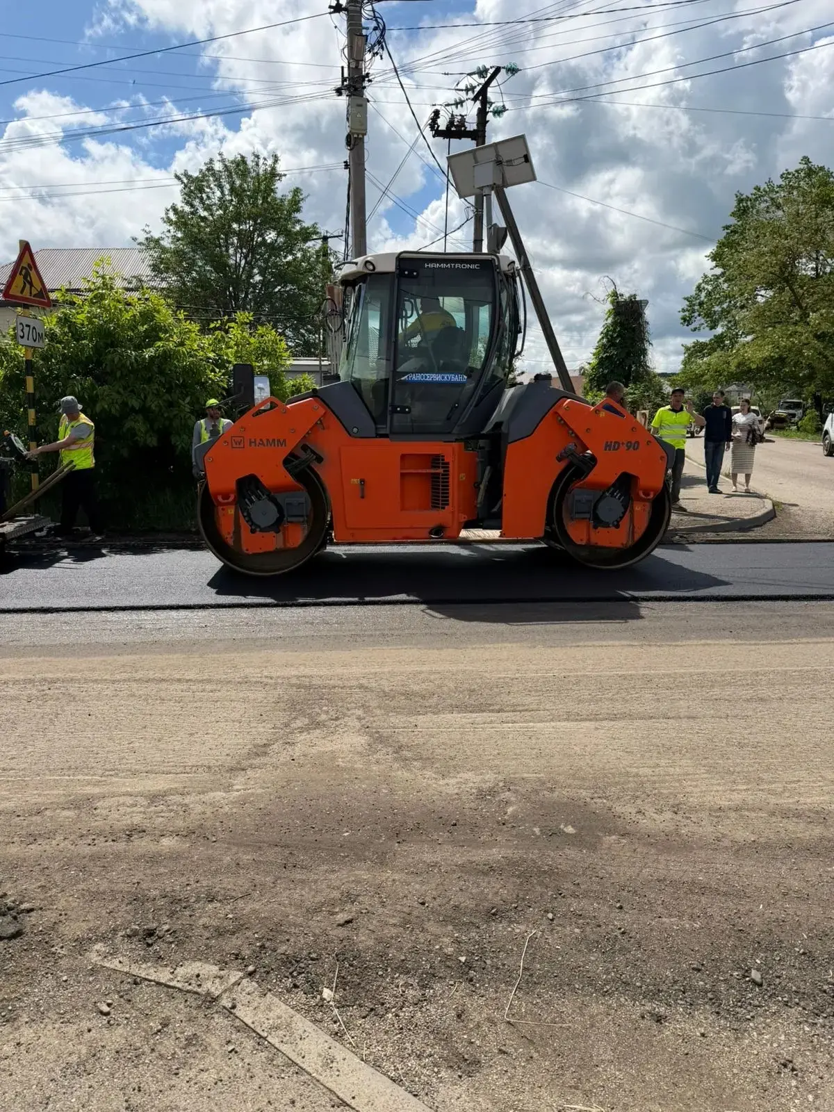В микрорайоне Развилка продолжается ремонт дорог 🚧  Подрядная организация приступила к асфальтирован