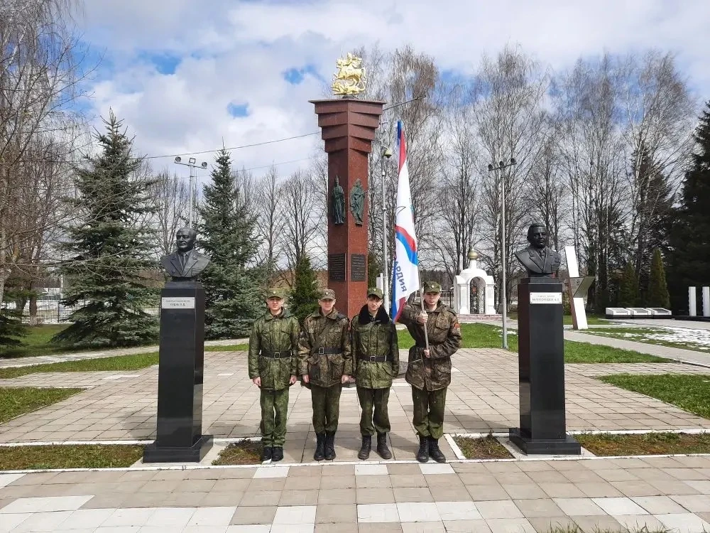 Защитникам Москвы  🫡 Кадеты 8 класса, воспитанники нашего Военно-патриотического клуба «Молодая гвар