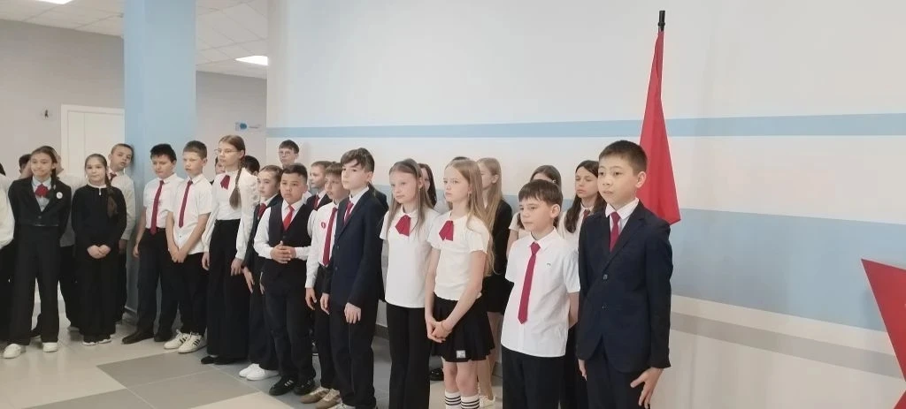 Традиционная торжественная линейка  поднятия флага по понедельникам!🇷🇺🇷🇺🇷🇺 НАГРАЖДЕНИЕ ОБУЧАЮЩИХСЯ М