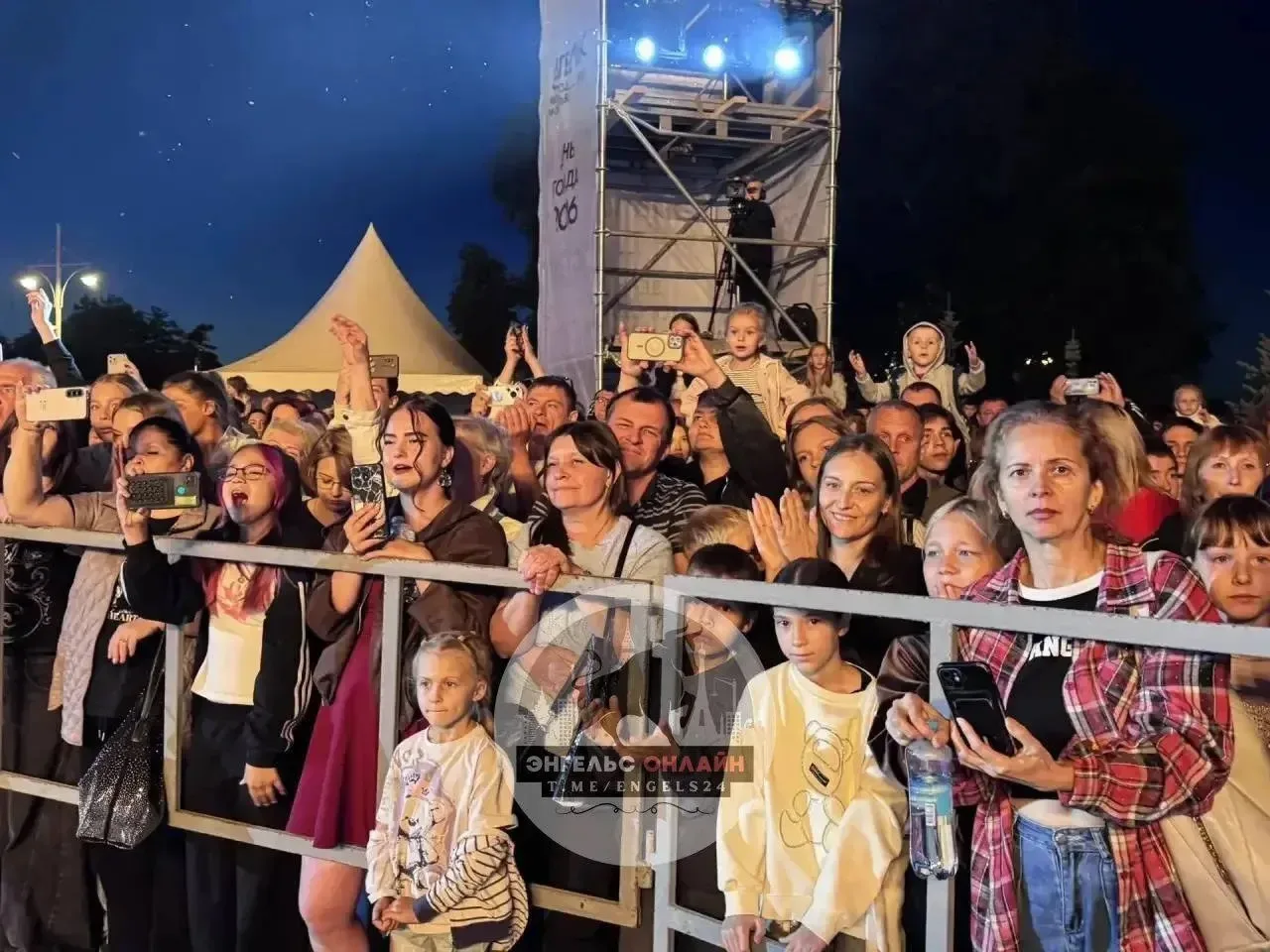 В Энгельсе в День города на главной сцене парка «Покровский» прошла премьера мюзикла.