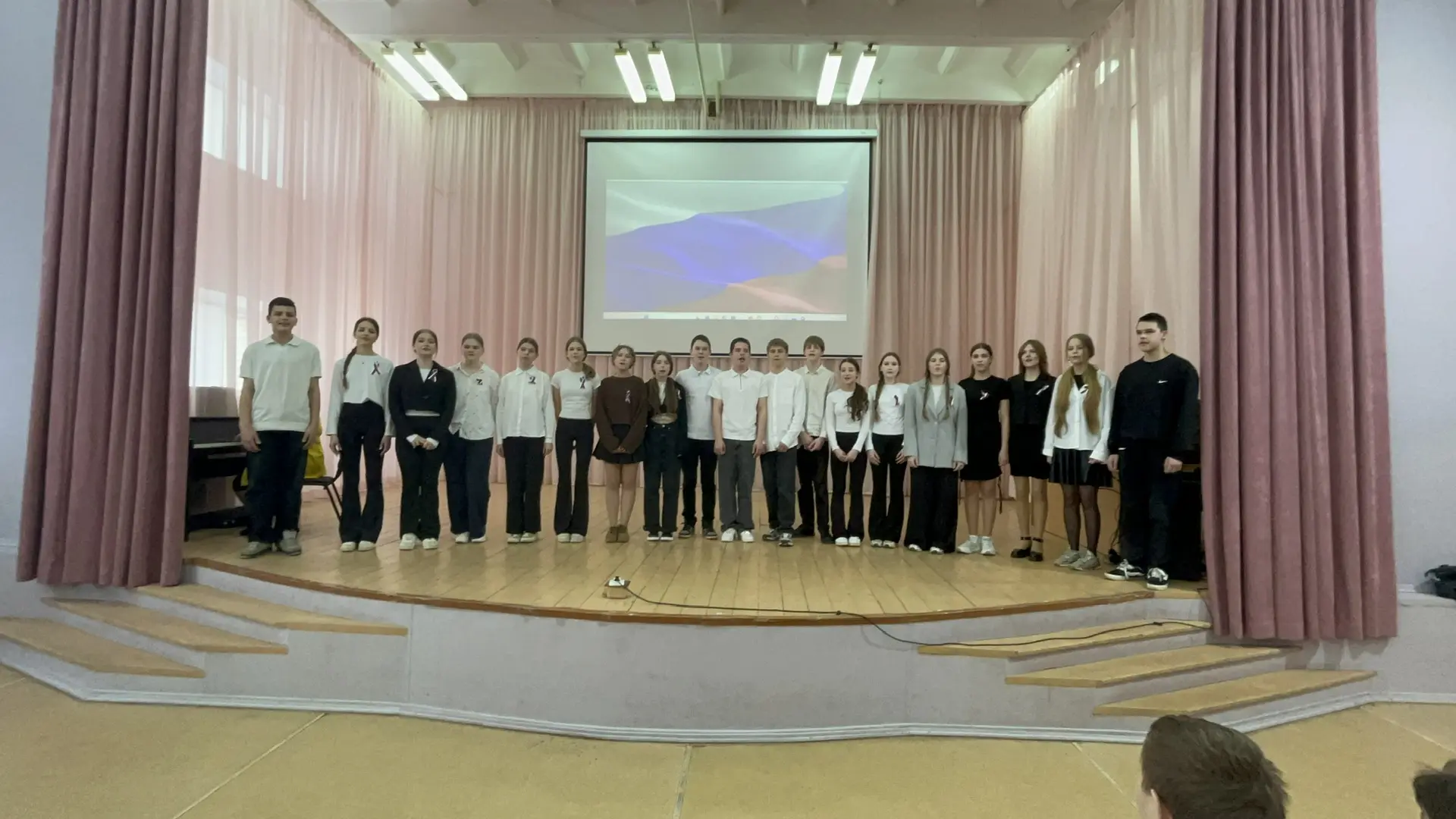 🎶 Гимн России звучал патриотично и вдохновенно! 🇷🇺  Сегодня в нашей школе прошел замечательный конку