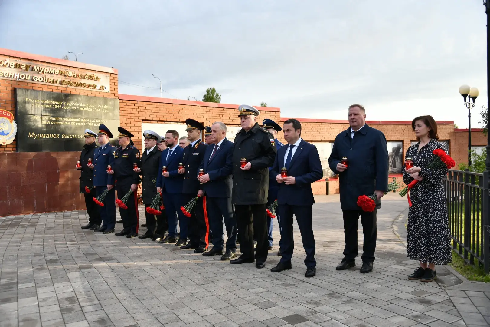 Мурманская область встретила День памяти и скорби акцией и минутой молчания

Акцию «Свеча памяти» пр