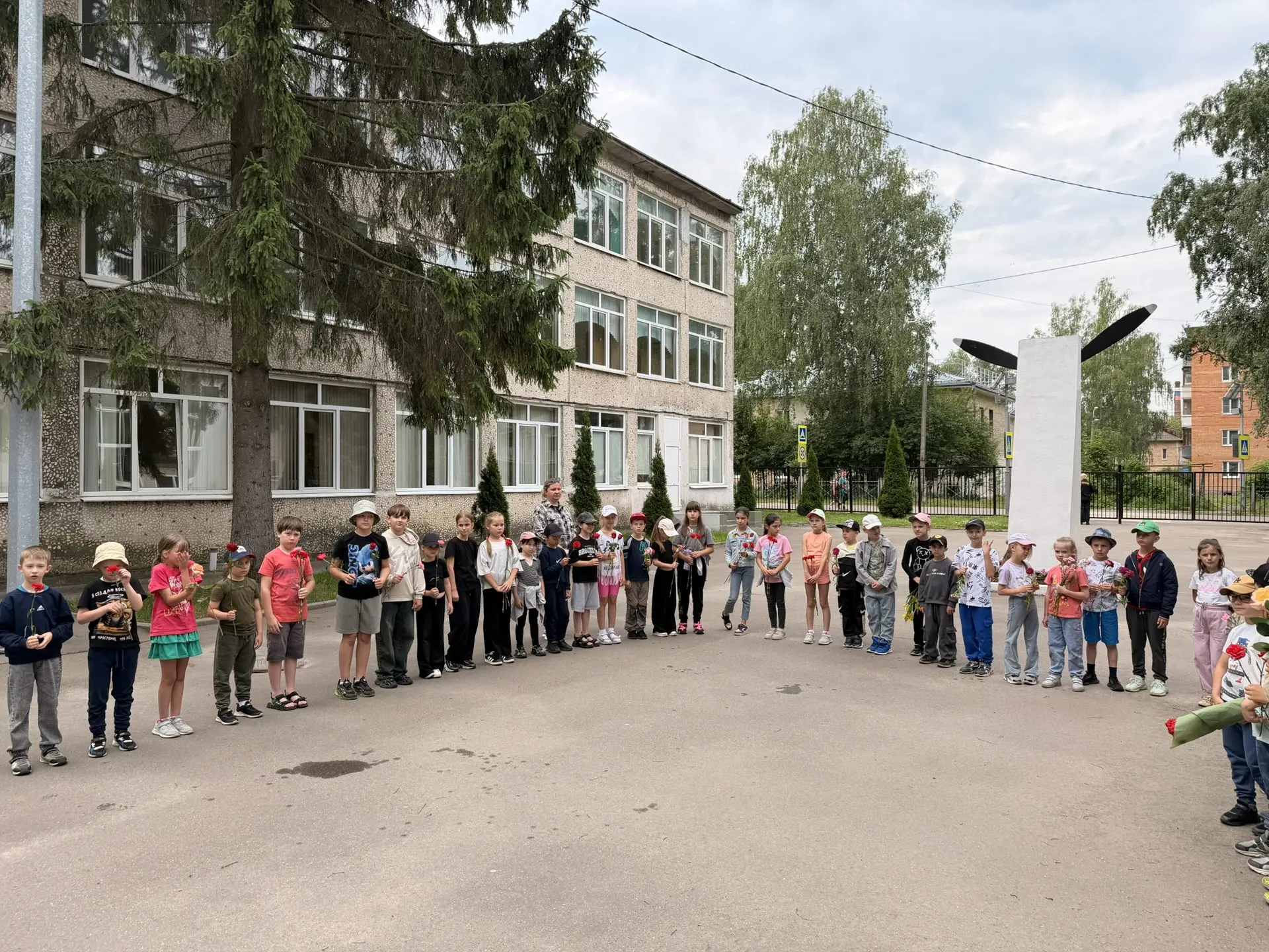 🇷🇺 ПОМНИМ О ВАЖНОМ: ДЕНЬ ПАМЯТИ И СКОРБИ В «РАДУГЕ ЛЕТА»

 Сегодня, 22 июня для пришкольного лагер