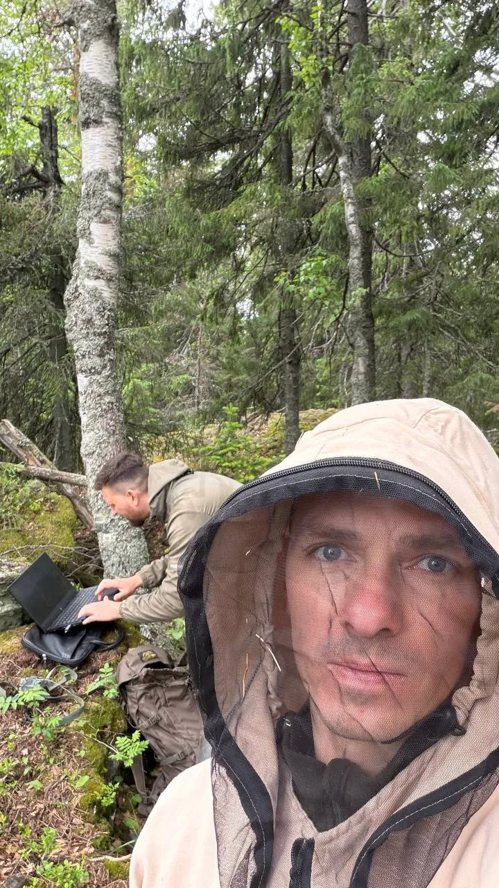 Лесной IT-отдел в действии💻 Алексей проверяет фотоловушки, окружённый тайгой. Кто попал в объектив 