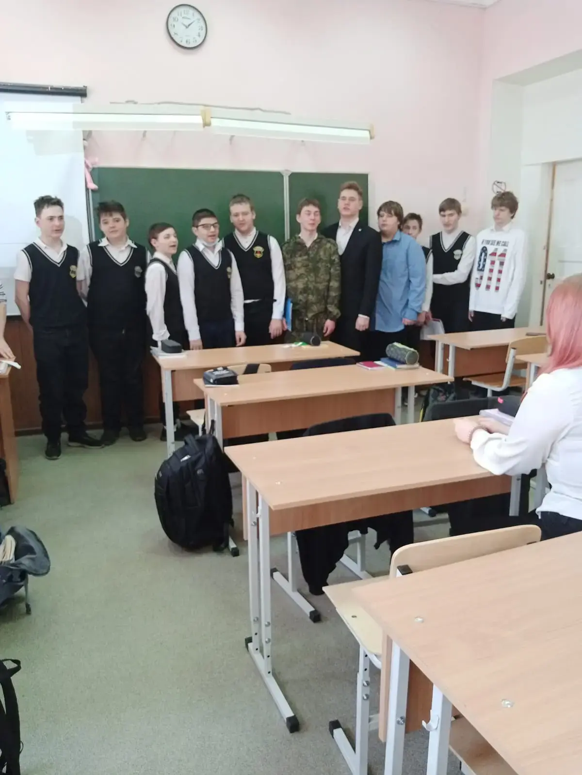 20 февраля в 8б прошел классный час "Есть такая профессия - Родину защищать",. в ходе которого ребят