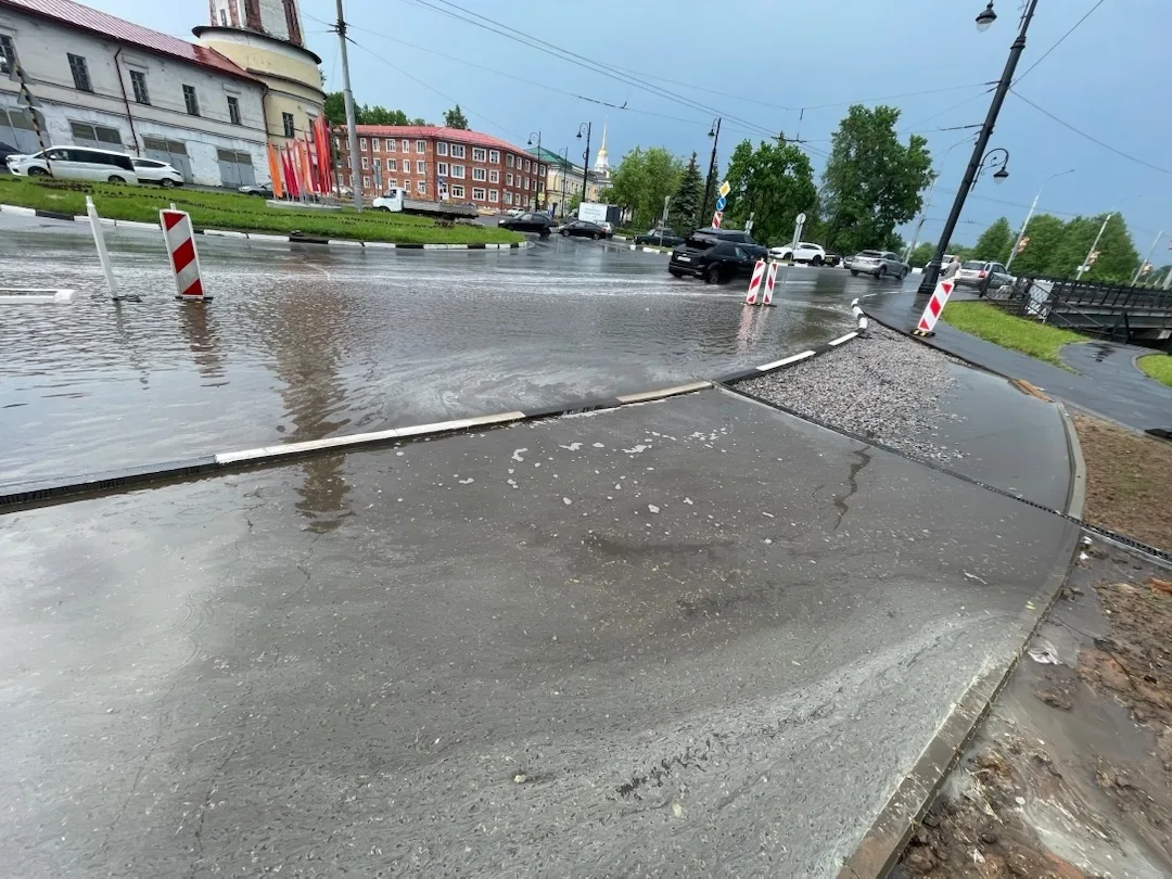 Первый дождь и новая остановка у сквера ушла под воду.