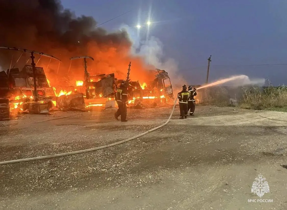 Водитель фуры погиб после падения высоковольтного провода на трассе Махачкала — Астраха...