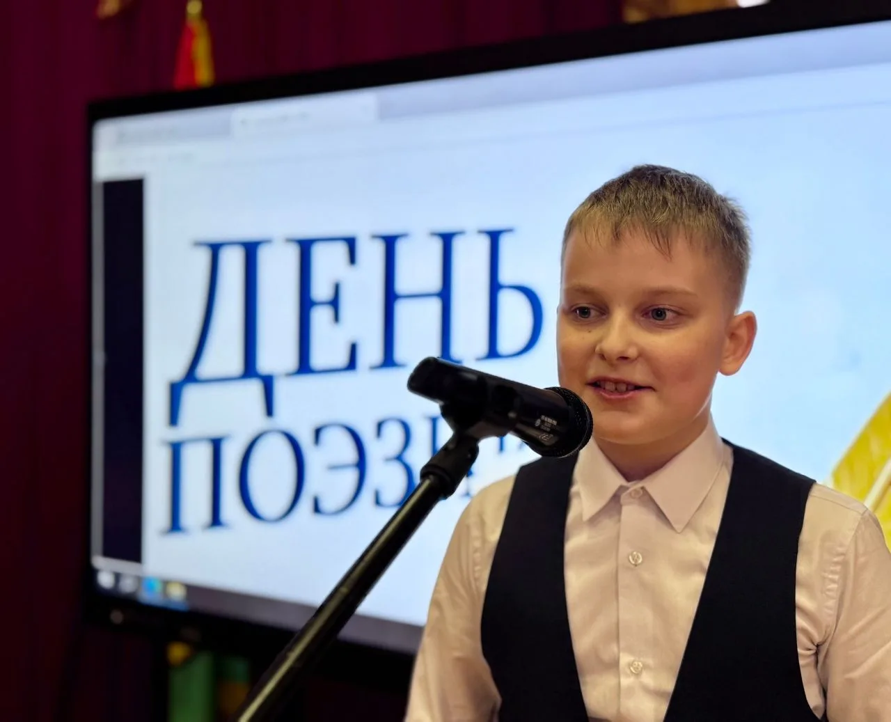 🎤 «Свободный микрофон»: поэзия объединяет!  В рамках Всемирного дня поэзии советник директора по вос