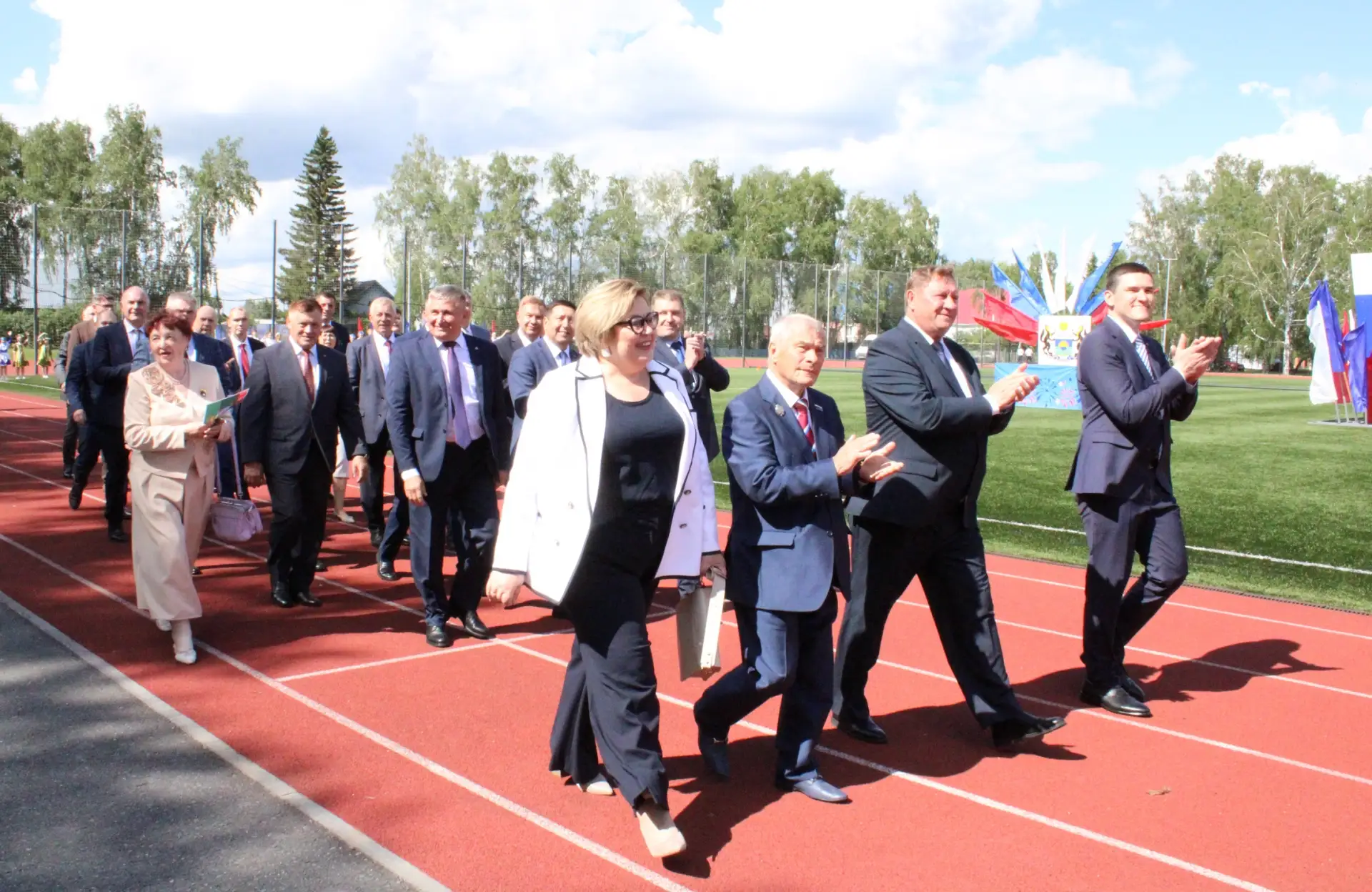 Депутат Тюменской областной думы Владимир Ульянов поздравил жителей Казанского района с юбилеем.
⁣
В