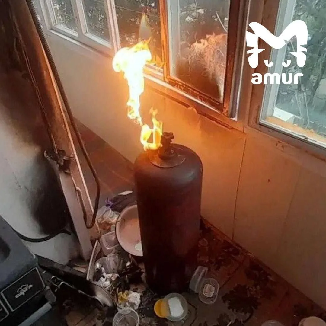 Газовый баллон вспыхнул на балконе дома в Приморье.