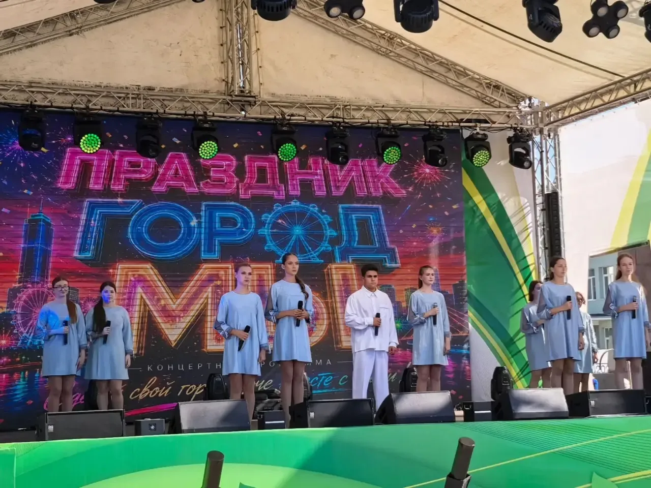 На площади Ленина идёт главная праздничная программа, посвящённая 134-летию Рубцовска
