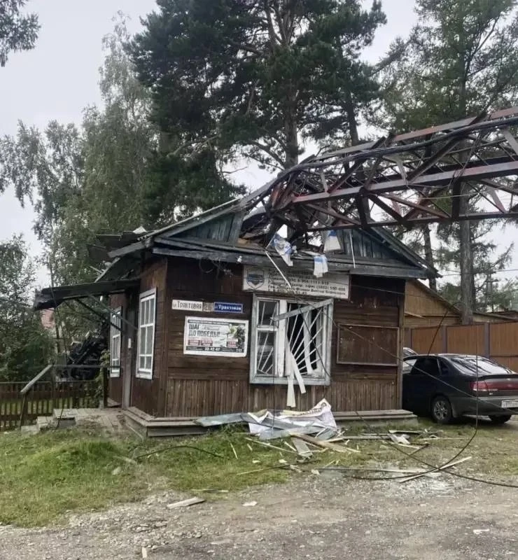 📡 В посёлке Аршан рухнула вышка сотовой связи — повреждено здание