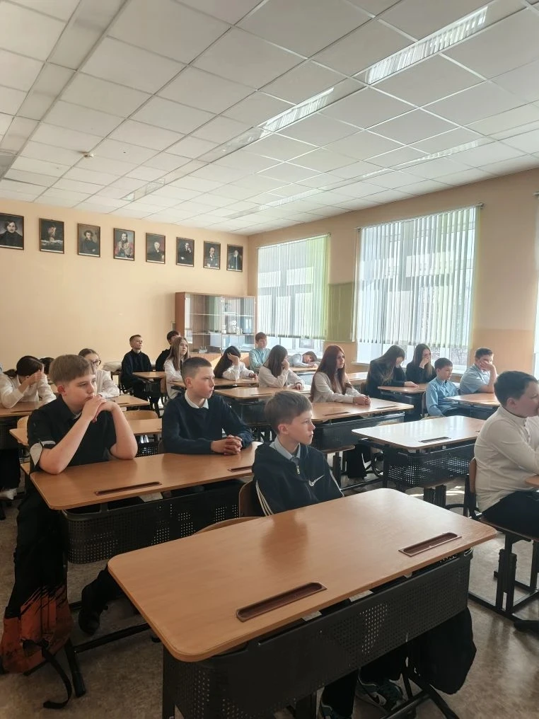 🌿 С чего начинается утро понедельника в МАОУ СОШ №5 г. Ишима?  С важного разговора!  Сегодня, 20 апр