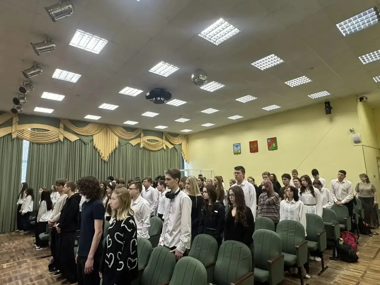 С чего начинается неделя в нашей школе? 🇷🇺  Каждый понедельник в нашей школе - это торжественное и в