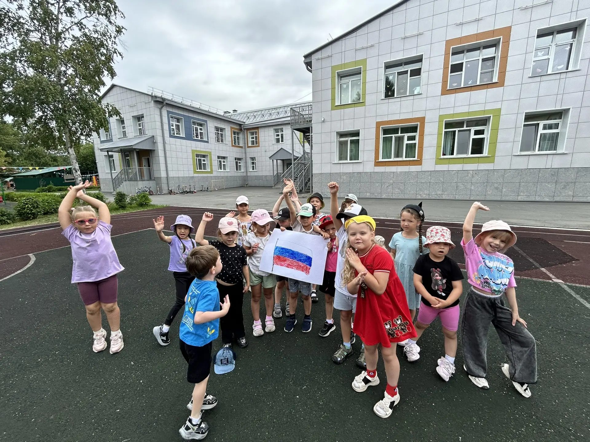 🎉 Сегодня в нашем детском саду прошёл яркий флешмоб, посвящённый Дню флага Российской ...