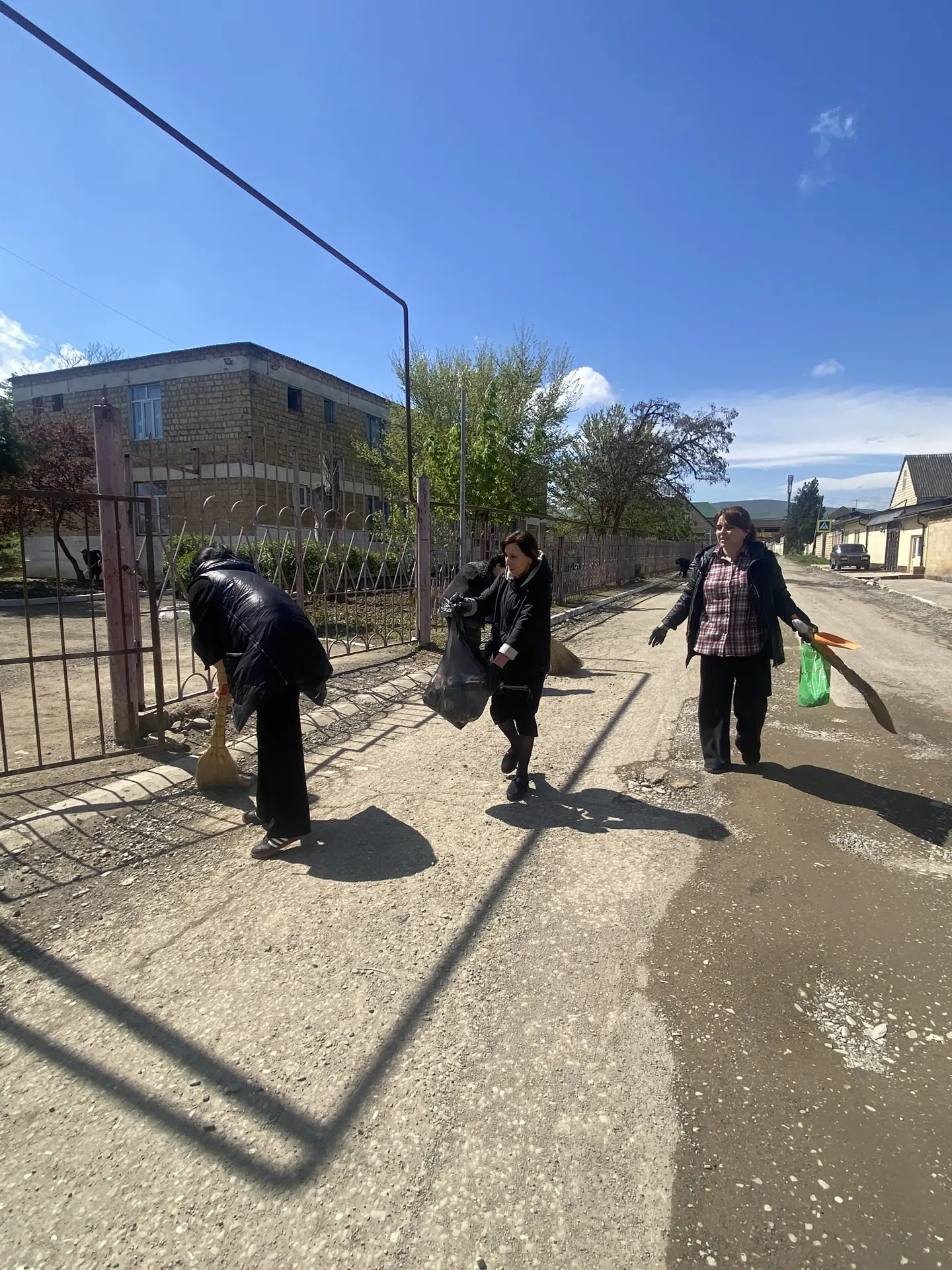 🌿 Сделаем город чище вместе!  В рамках общегородского субботника ученики и педагоги нашей школы прин