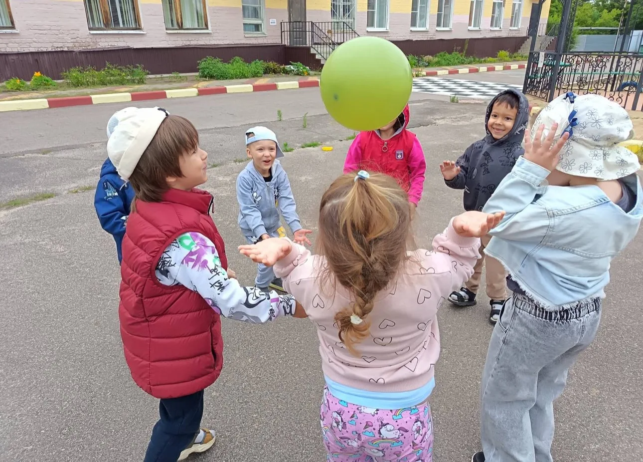 Воздушные шары – это всегда символ детства и лета, без них не обходится ни один детский праздник! 
У