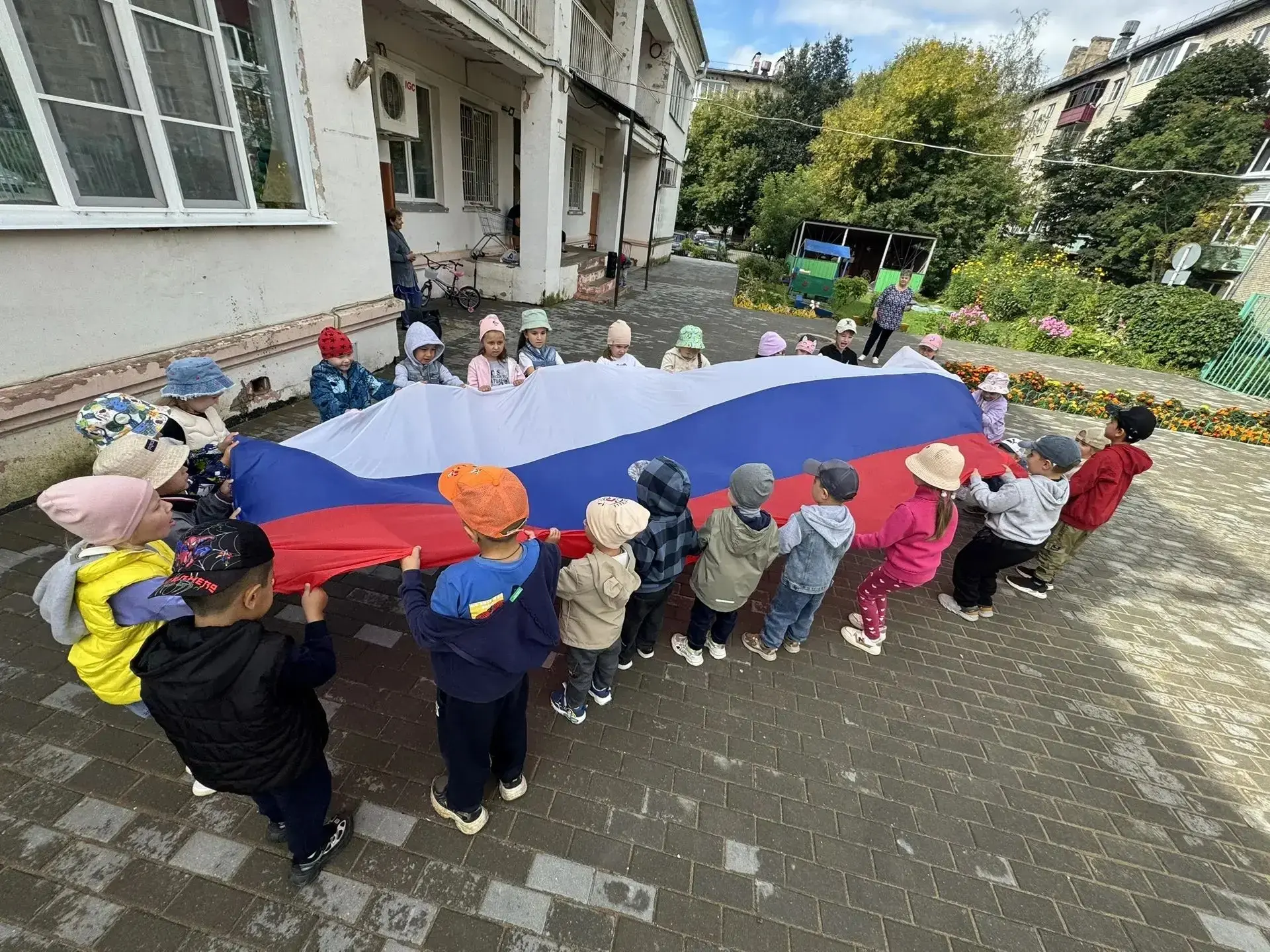 Как прошёл День Государственного Флага  в младшей группе "ЗВЕЗДОЧЁТЫ". Особенно трогате...